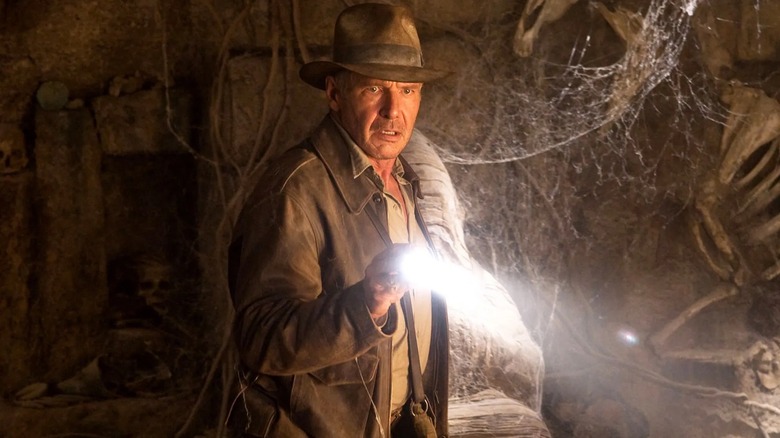 Indy 在“奪寶奇兵：水晶骷髏王國”中的一個不起眼的洞穴中打著手電筒