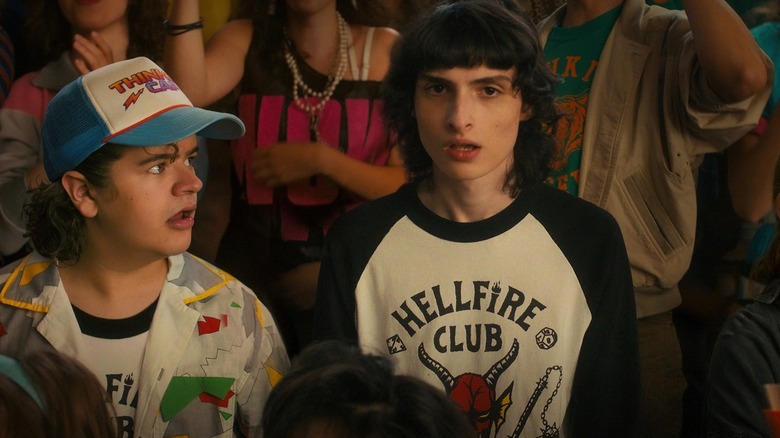 Finn Wolfhard als Mike trägt ein Hemd des Hellfire Clubs