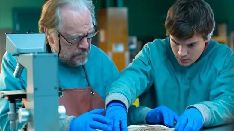 Brian Cox agus Emile Hirsch in The Autopsy of Jane Doe