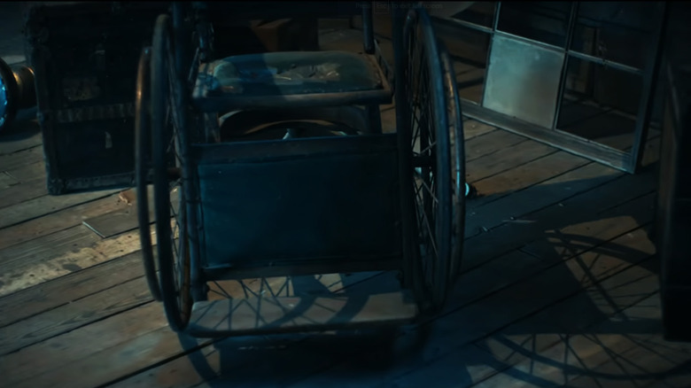 Una silla de ruedas caída en Stranger Things