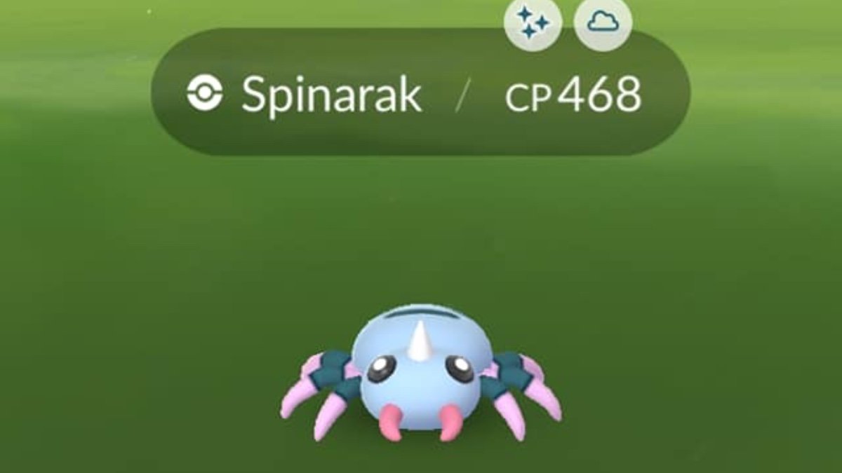 En skinnende Spinarak stående på græsset i Pokemon Go.